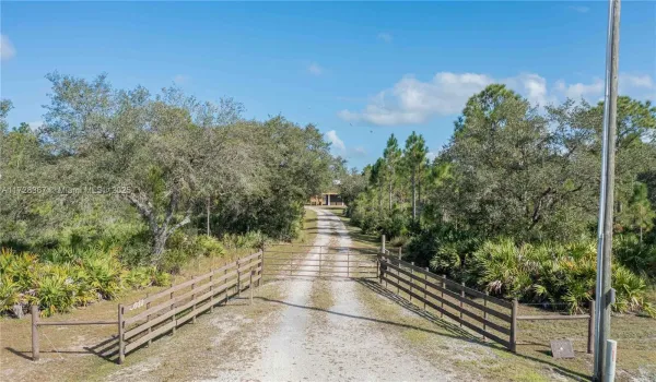 2072 Nine Mile RD, Labelle, FL 33935