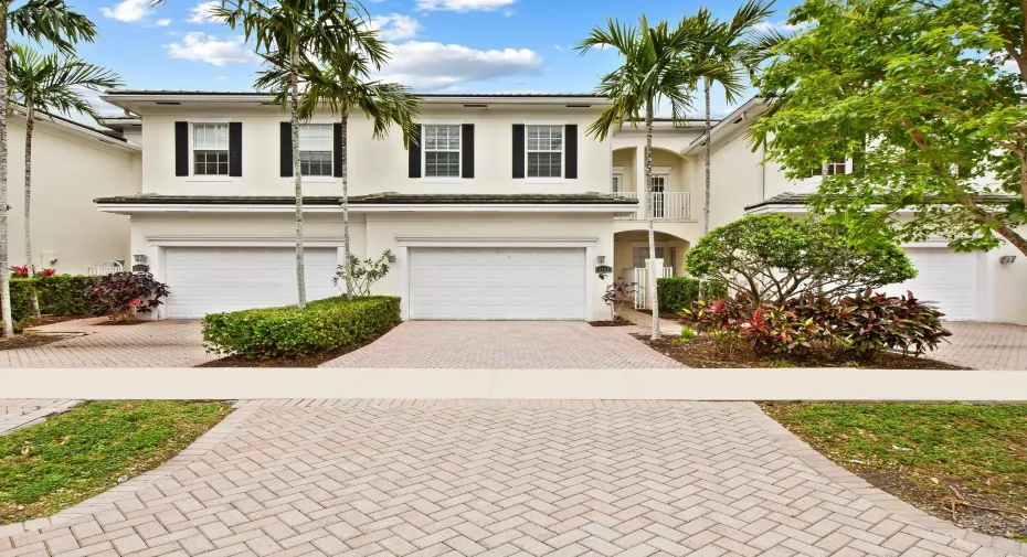 Jamestown Square at Lake Ridge Townhouse with 2-car garage