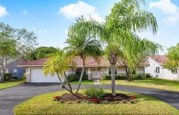 Beautiful West Glen home with stunning circular driveway!