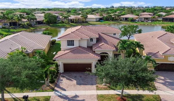 The Lacayan model, The largest 4 bedroom 3 full bathroom house in Heron Cove and the twin sub division of Bay Cove both inside Heron Bay, Parkland, This property sits on a serene lake, with a newer white kitchen