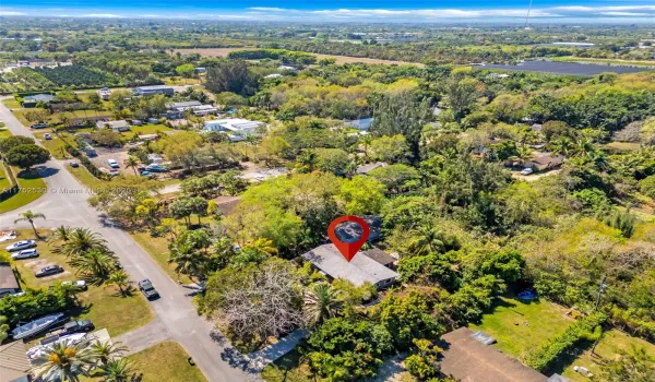  COUNTRY HOME 3/2 ON BUILDERS' HALF ACRE WITH 1/1 STUDIO IN DETACHED BUILDING....ASSORTED FRUI TREES, LUSH LANDSCAPING W MEANDERING PATHWAYS
