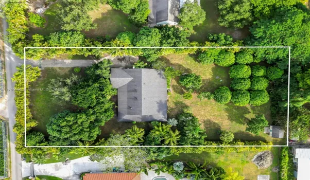  NEW 2019 ROOF....STORAGE SHED IN REAR.GROVE IN LOVELY AREA OF REDLANDWALKING DISTNCE TO SCHOOLS.