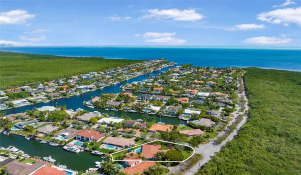 No bridges to the Bay !!
Beautifully remodeled