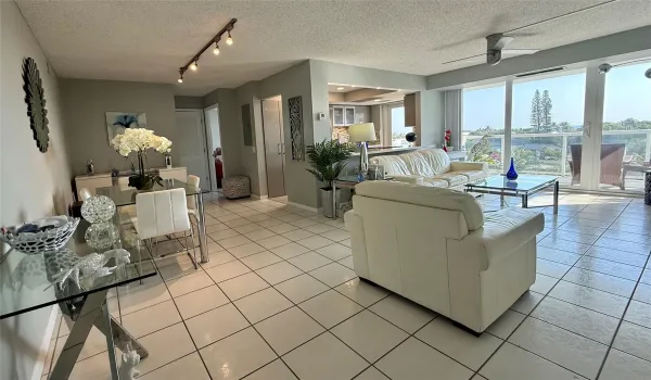 Open floor plan, Eastern exposure