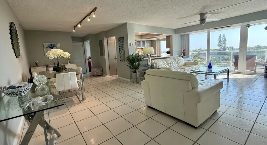 Open floor plan, Eastern exposure