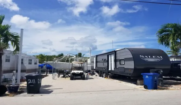 1,650 SF Lot & Mobile home