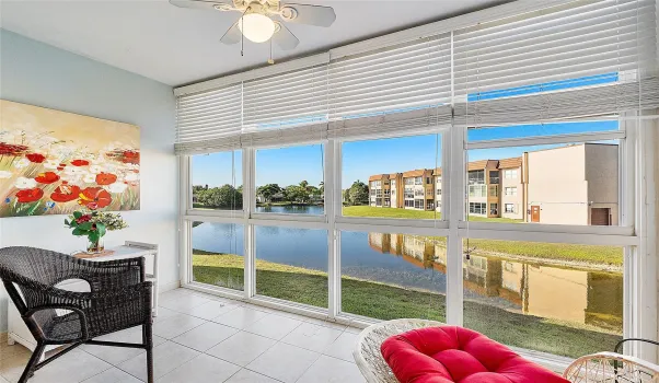 The Florida patio room is beautiful for bird watching and relaxing, There are many different egrets and Herons, Blue Jays and sometimes a pair of Cardinals, Open the blinds to a lakeview of Nature, Lilypad Artwork included,