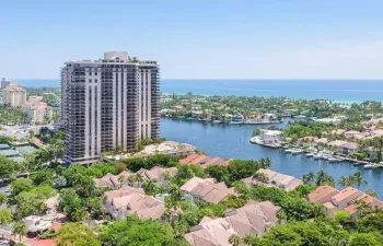 Views of the Ocean and Intracoastal from the living area, balcony, and huge rooftop terrace!!