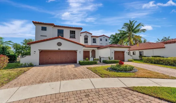 5/4.5 BEAUTIFUL POOL HOME ON THE LAKE!
