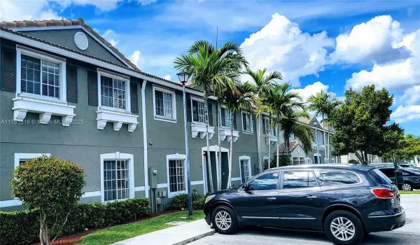 Desirably ESTHETIC Hampton Hills. VERY WELL MAINTAINED community and townhome
