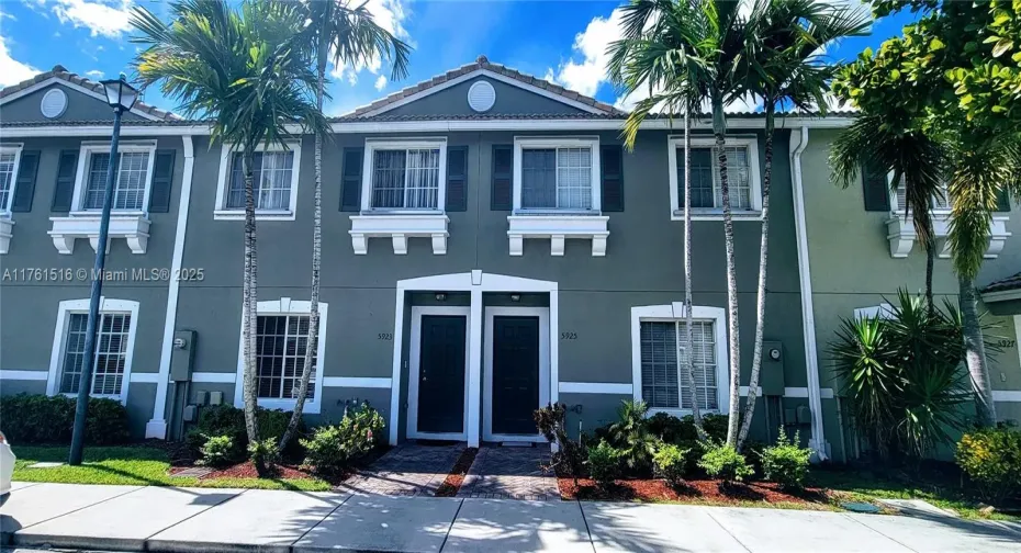 Desirable Hampton Hills, MAINTAINED community and townhome