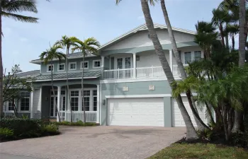 2 STORY CUSTOM BUILD HOME 5 BED/3.5 BATHS, 3 CAR GARAGE,CIRCULAR PAVER DRIVEWAY