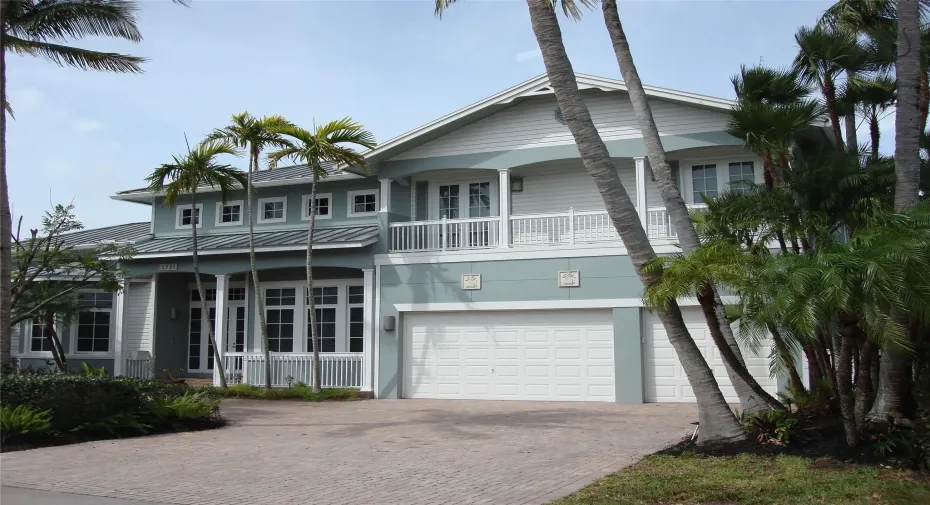 2 STORY CUSTOM BUILD HOME 5 BED/3.5 BATHS, 3 CAR GARAGE,CIRCULAR PAVER DRIVEWAY