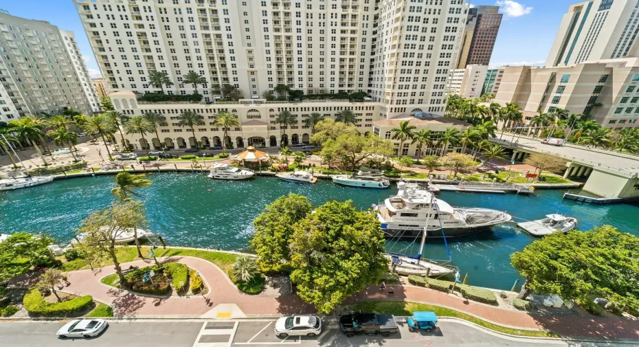 DIRECT RIVER VIEWS!