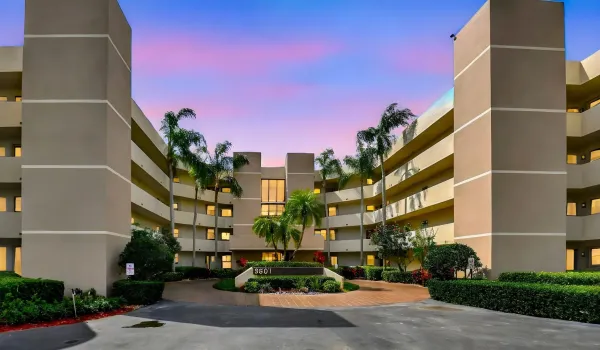 Welcome to Camino Del Sol & this beautiful penthouse unit!