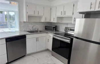 Huge brigth and updated kitchen