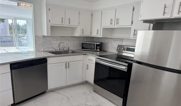 Huge brigth and updated kitchen