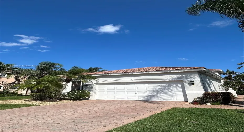 2 car garage with space for 2 cars in the drive way!