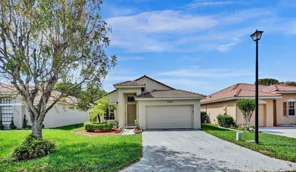 Huge Screened Patio - Perfect for Entertaining - Virtual Staging