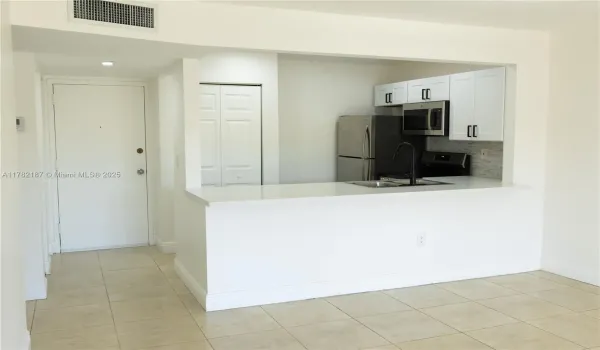 OPEN KITCHEN WITH BREAKFAST AREA