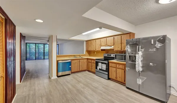 Kitchen (newly renovated)