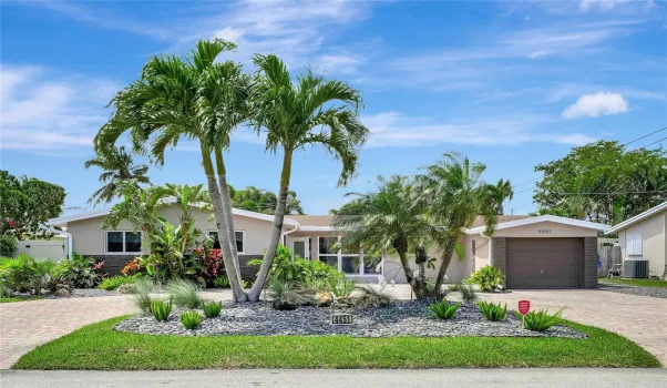 Large circular driveway. Great for multiple cars when entertaining.