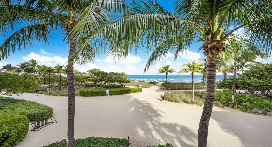 Balmoral Beach with 2 paths to walk or bike